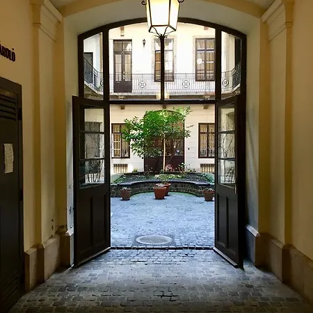The Deak Cube Appartement *